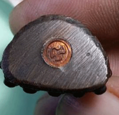 พระกริ่งหลวงพ่อเกษม ๓ นะ ใต้ฐานโค๊ตนะ นวะโลหะ