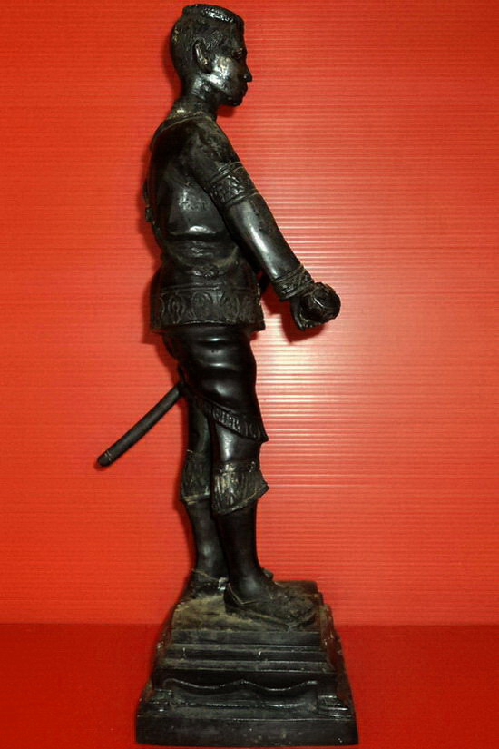 รูปหล่อบูชาสมเด็จพระนเรศวรมหาราช ยืนหลั่งทักษิโณทก ดาบถอดได้ สวยมากค่ะ