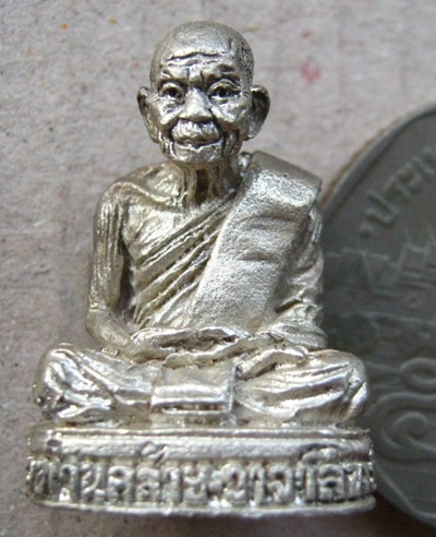 รูปเหมือนพ่อท่านคล้าย วาจาสิทธิ์ วัดธาตุน้อย จ.นครศรีธรรมราช เนื้อเงิน อุดกริ่ง(กริ่งวิ่งดี)พร้อมกล่