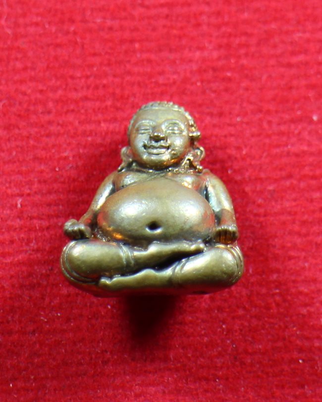 พระสังกัจจาย์ รับทรัพย์ เนื้อทองแดง ใต้ฐานอุดผงพรายกุมาร หมายเลข 677 หลวงพ่อสาคร วัดหนองกรับ