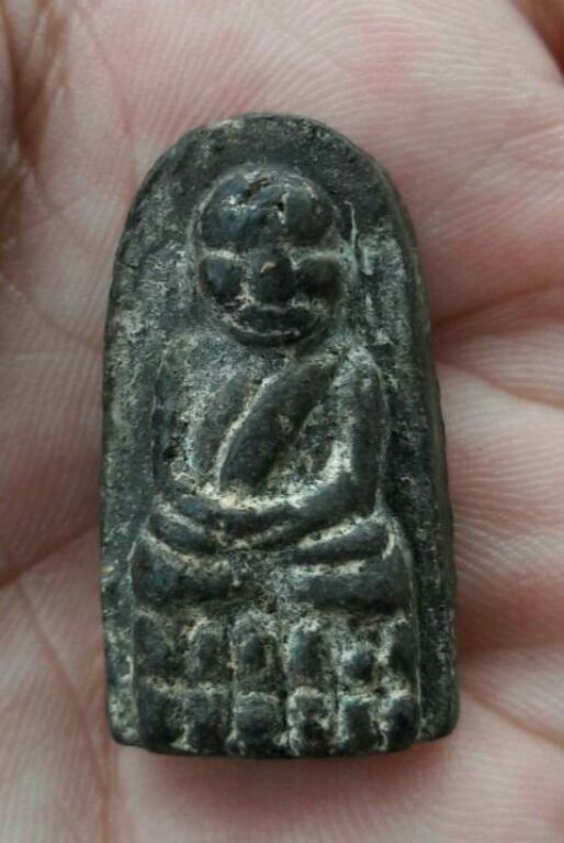 หลวงปู่ทวดหลวงปู่หมุนเนื้อดำสวยฟครับ