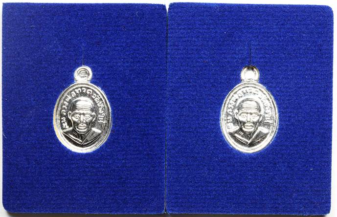 ** เคาะเดียว 2 องค์ ** เม็ดแตงหน้าผากสี่เส้น เนื้อเงิน รุ่นสร้างพิพิธภัณฑ์ 58 จำนวน 2 องค์ พร้อมกล่อ