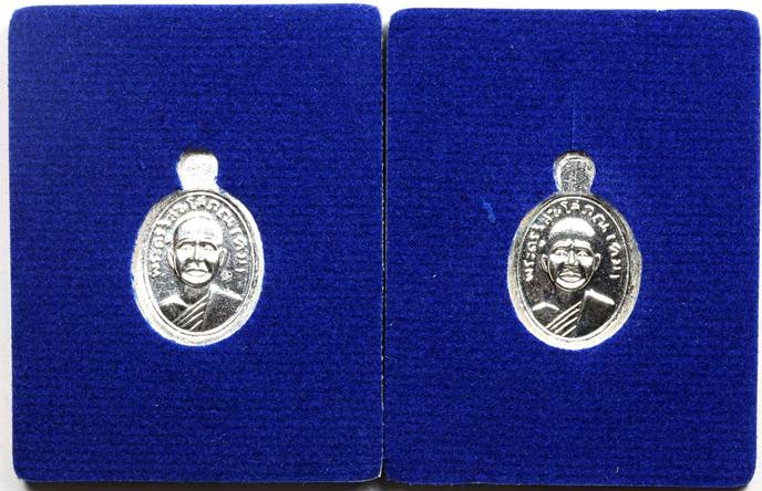 ** เคาะเดียว 2 องค์ ** เม็ดแตงหน้าผากสี่เส้น เนื้อเงิน รุ่นสร้างพิพิธภัณฑ์ 58 จำนวน 2 องค์ พร้อมกล่อ