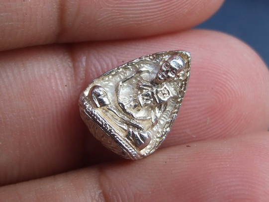 รูปหล่อหยดน้ำ ล.ป.ดู่ ปี 2533 เนื้อเงิน โค๊ดโบว์ สภาพสวย ไม่ได้ใช้