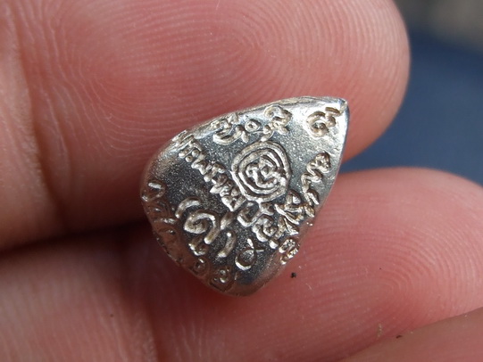 รูปหล่อหยดน้ำ ล.ป.ดู่ ปี 2533 เนื้อเงิน โค๊ดโบว์ สภาพสวย ไม่ได้ใช้