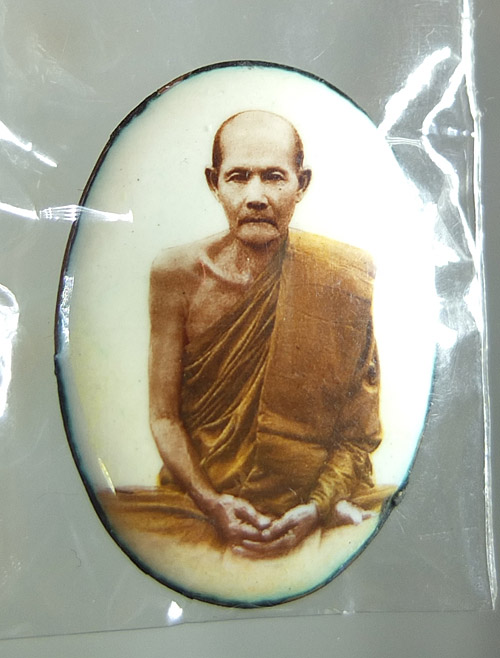 ล็อกเก็ตหลวงปู่มั่น ภูริทัตโต รุ่นสร้างเจดีย์ วัดป่าท่าสุด มวลสารเข้มขลัง องค์นี้พระธาตุเยอะมากครับ