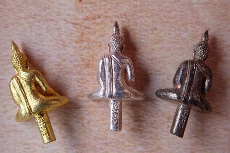 	พระยอดธง เนื้อเงิน/ นวะโลหะ/ทองเหลือง ปี 49 หลวงพ่อสาคร วัดหนองกรับ