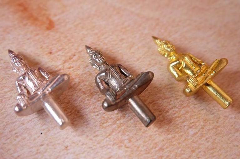 	พระยอดธง เนื้อเงิน/ นวะโลหะ/ทองเหลือง ปี 49 หลวงพ่อสาคร วัดหนองกรับ