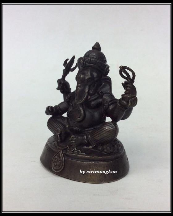 พระพิฆเนศ กรมศิลปากร ปี47 ขนาดบูชา สูง2.5นิ้ว หน้าตัก2นิ้ว เนื้อโลหะผสม มีโค๊ดกำกับ สวยๆเดิมๆ