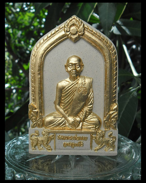 >> เคาะเดียว << พระผงรูปเหมือนหลวงพ่อแพ ปัดทอง ขนาดใหญ่จัมโบ้ สวยมาก