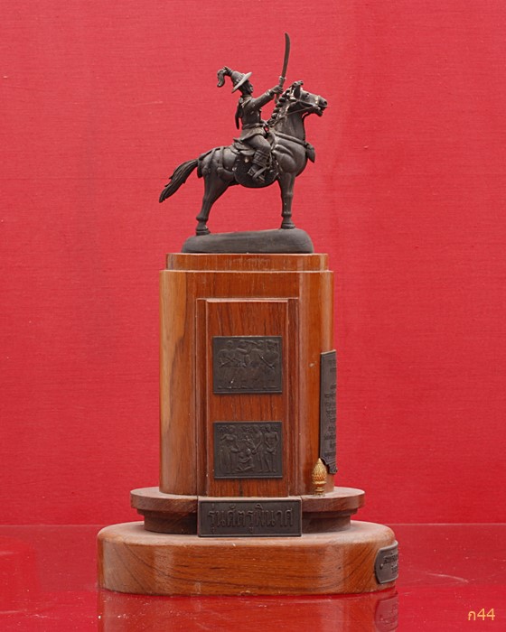 พระบูชาพระเจ้าตากสิน วัดเวฬุราชิน ธนบุรี