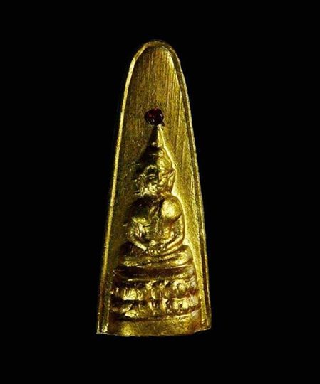 พระใสเล็บมือนาง ปี12 ใต้ฐานวงเดือนนิยมครับ กะไหล่ทองสวยเดิมๆนานๆเจอครับหายากสุดๆ