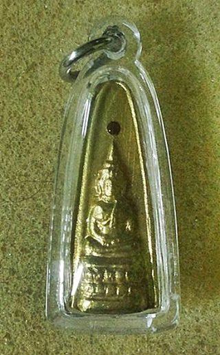 พระใสเล็บมือนาง ปี12 ใต้ฐานวงเดือนนิยมครับ กะไหล่ทองสวยเดิมๆนานๆเจอครับหายากสุดๆ