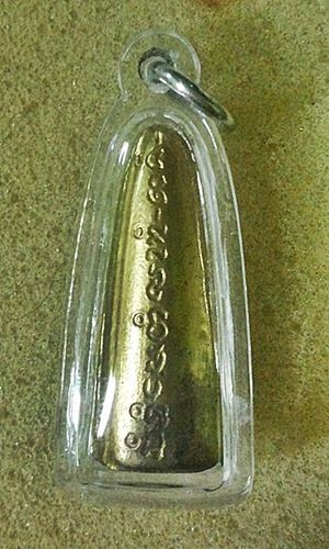 พระใสเล็บมือนาง ปี12 ใต้ฐานวงเดือนนิยมครับ กะไหล่ทองสวยเดิมๆนานๆเจอครับหายากสุดๆ