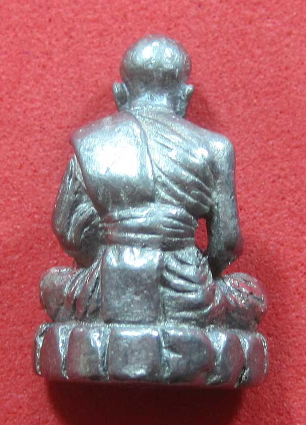 รูปหล่อตะกั่ว คบ หลวงปู่คำบุ คุตฺตจิตฺโต วัดกุดชมภู จ.อุบลราชธานี ฐานภูเขาหล่อโบราณพิมพ์เล็ก
