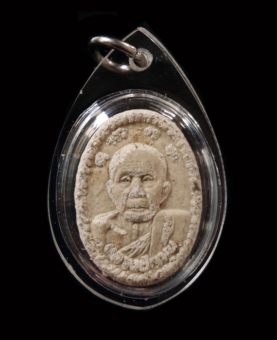 พระผงยันต์ดวงเศรษฐี หลวงปู่หมุน ปี43  สภาพพอสวย หูตา คมชัด แก่มวลสาร เกษาโผล่ยาวๆ ชัดเจน