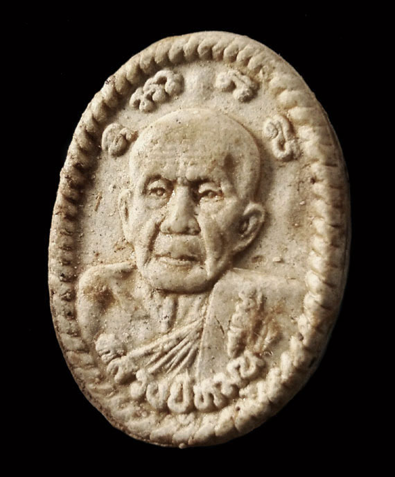 พระผงยันต์ดวงเศรษฐี หลวงปู่หมุน ปี43 เนื้อโซนเทา สภาพสวย หูตา คมชัด จมูกโด่ง ยันต์เต็มชัด