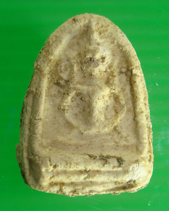 พระกรุวัดเงินคลองเตย กรุงเทพ. พิมพ์ซุ้มกอฐานเตี้ยเนื้อผงมีคราบฟองเต้าหู้ชัดเจน