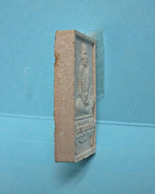 พระผงรูปเหมือนนั่งตั่งรุ่นแรก หลวงปู่หมุน ฐิตสีโล ผสมเกศา จีวร ชานหมาก ปี 2542