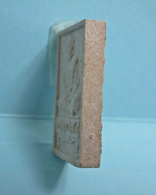 พระผงรูปเหมือนนั่งตั่งรุ่นแรก หลวงปู่หมุน ฐิตสีโล ผสมเกศา จีวร ชานหมาก ปี 2542