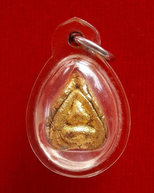 พระปิดตากลีบบัว หลังฝังตะกรุดอิติปิโสและเม็ดทับทิมเสก หลวงปู่หมุน ฐิตสีโล ปี 2544