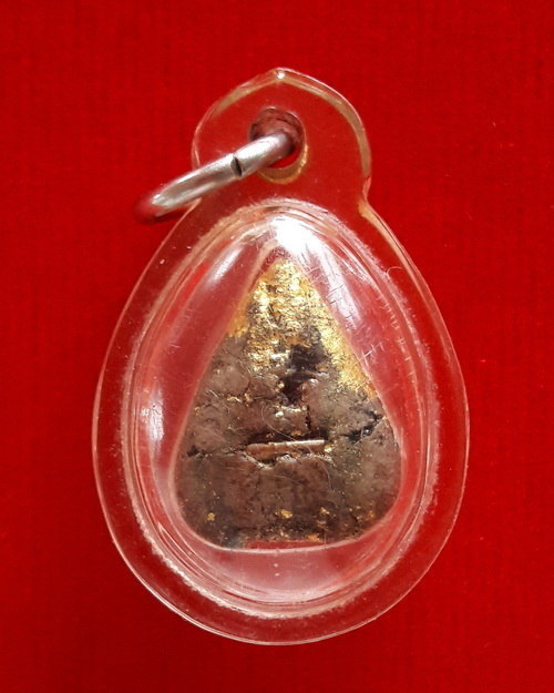 พระปิดตากลีบบัว หลังฝังตะกรุดอิติปิโสและเม็ดทับทิมเสก หลวงปู่หมุน ฐิตสีโล ปี 2544