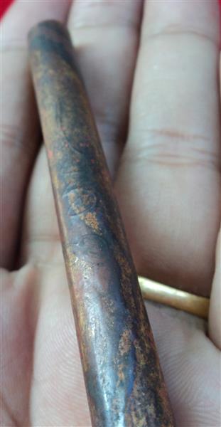 ตะกรุดหลวงพ่อเงิน วัดดอนยายหอม เนื้อทองแดง ยาว 5 นิ้ว มาตรฐาน ไม่มีการถักเชือกนะครับ ตัวจริงเสียงจริ