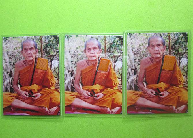 วัดใจ200+รูปถ่ายหลวงปู่หมุน3รูป ออกวัดซับลำใย ปี2543กว้าง1.5 นิ้ว สูง 2 นิ้ว ติดจีวร +เกศา