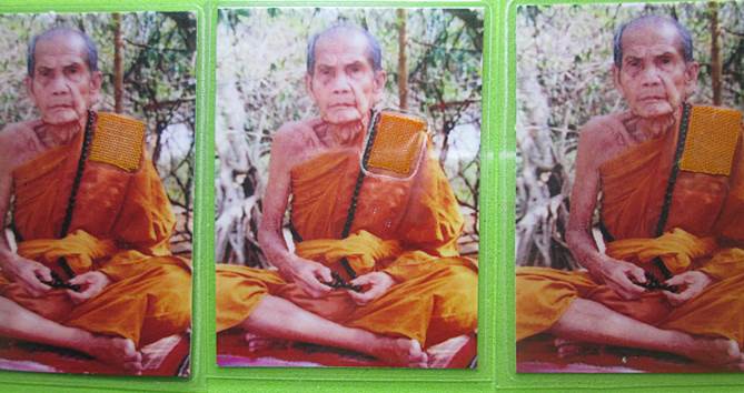 วัดใจ200+รูปถ่ายหลวงปู่หมุน3รูป ออกวัดซับลำใย ปี2543กว้าง1.5 นิ้ว สูง 2 นิ้ว ติดจีวร +เกศา
