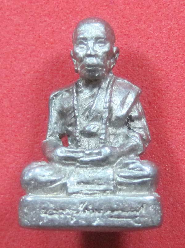 รูปหล่อตะกั่ว คบ หลวงปู่คำบุ คุตฺตจิตฺโต วัดกุดชมภู จ.อุบลราชธานี ฐานภูเขาหล่อโบราณพิมพ์เล็ก