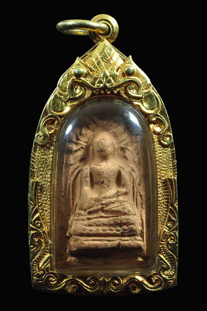 พระบางกรุวัดพระคง ขึ้นกรุมาน้อยครับองค์นี้ฟอร์มสวยผิวเนียน เลี่ยมเงินชุบทอง ครับ