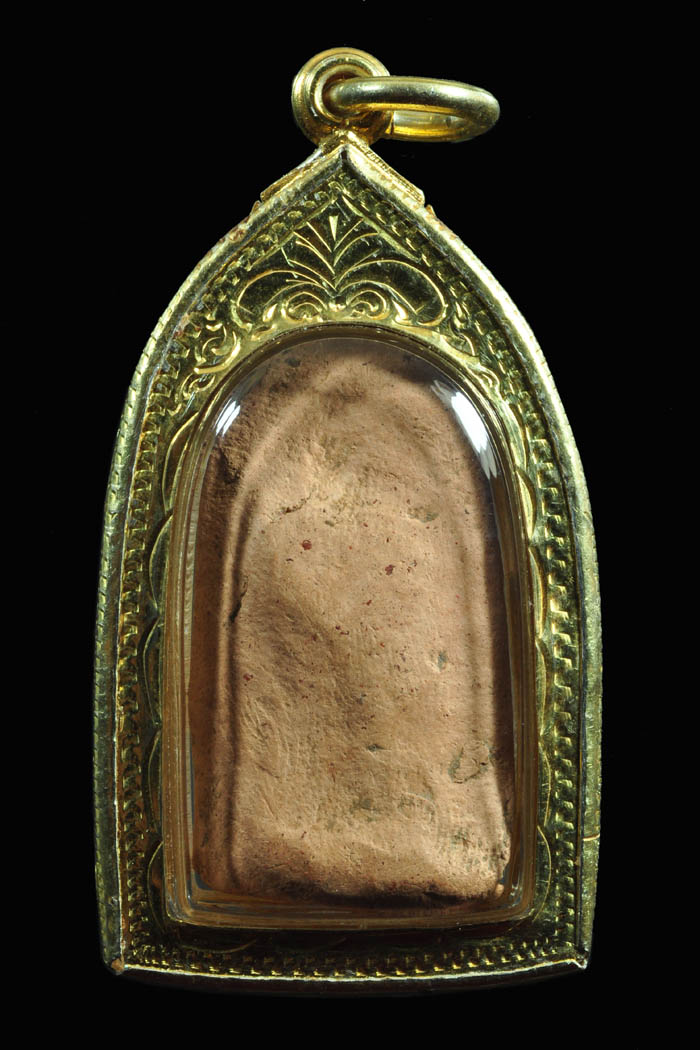 พระบางกรุวัดพระคง ขึ้นกรุมาน้อยครับองค์นี้ฟอร์มสวยผิวเนียน เลี่ยมเงินชุบทอง ครับ