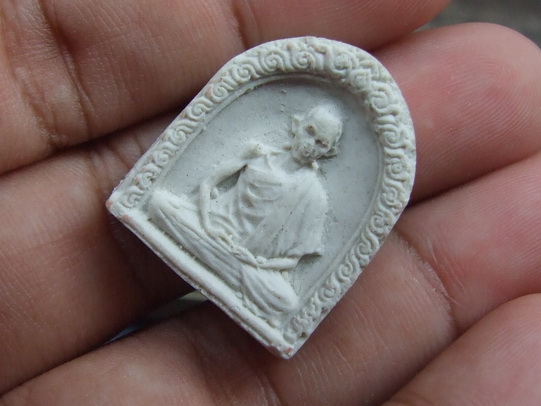 พระผงรูปเหมือน ล.พ.เกษม เขมโก สุสานไตรลักษณ์ ลำปาง ส.ค.ส.ปี 2520 สภาพสวย กล่องเดิม หายาก