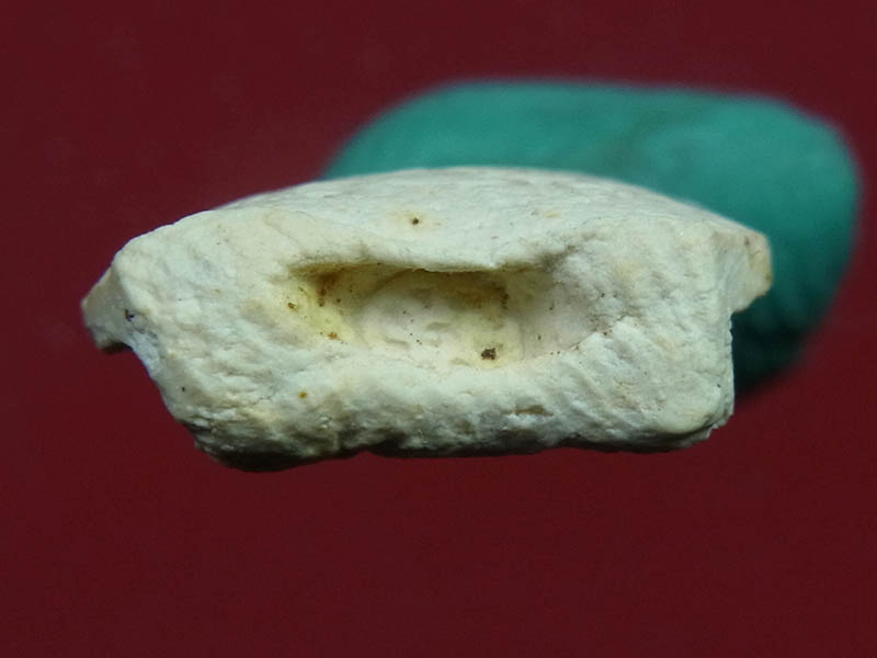 เนื้อผงใบโพธิ์เล็ก ก้นดอกจัน