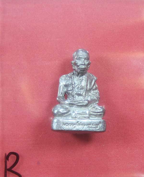 รูปหล่อตะกั่ว คบ หลวงปู่คำบุ คุตฺตจิตฺโต วัดกุดชมภู จ.อุบลราชธานี ฐานภูเขาหล่อโบราณพิมพ์เล็ก