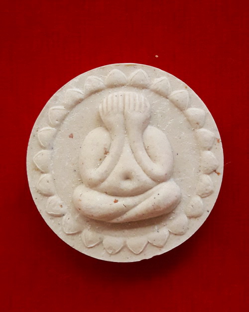 พระปิดตาเนื้อผงพิมพ์จันทร์ลอย หลวงปู่ทิม วัดพระขาว ปี2544