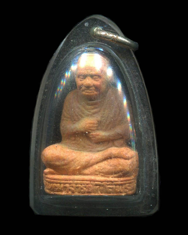 ถูกสุด สะดุดใจ...รูปเหมือนสมเด็จโต วัดระฆังฯ ปางบริกรรมคาถา ไม่ทราบที่ เนื้อดินผสมผง เลี่ยมเก่า