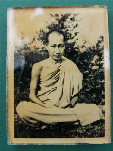 หลวงพ่อเกษม เขมโก จ.ลำปาง หลังภปร ปี 2523 รุ่นพิเศษ พิมพ์ใหญ่ ตอกโค๊ดนะลึก ๆ ......ผิวสวย