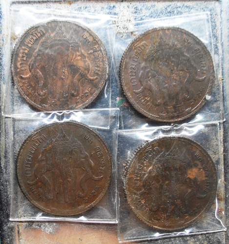 เหรียญ ร,5รุ่นเทิดพระเกียรติ ที่ระลึกวันปิยะมหาราชหลวงพ่อเกษม ปี35สวยๆ4เหรียญพร้อมซองครับ