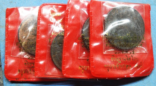 เหรียญ ร,5รุ่นเทิดพระเกียรติ ที่ระลึกวันปิยะมหาราชหลวงพ่อเกษม ปี35สวยๆ4เหรียญพร้อมซองครับ