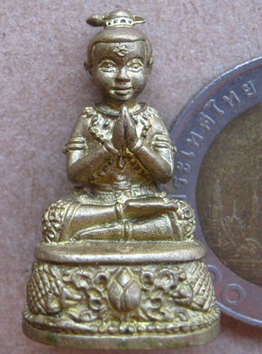 กุมารทอง เจริญทรัพย์ ปลุกเสกโดย หลวงปู่แย้ม วัดสามง่าม จ นครปฐม ก้นอุดผงฝังตะกรุด หมายเลข2064พร้อมกล