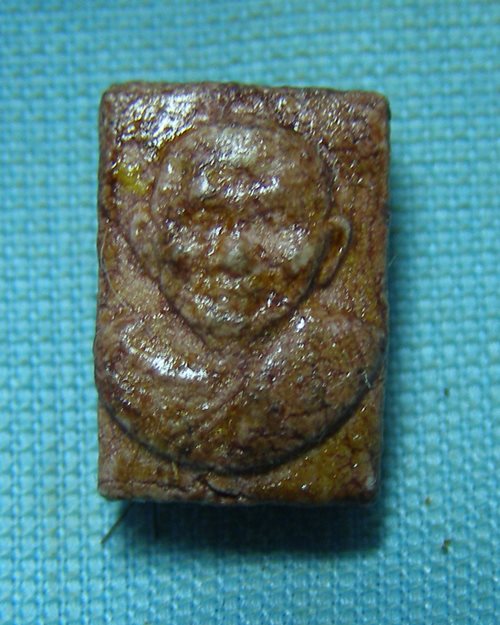 พระผงจิ๋วเคลือบชะแล็กหลังติดจีวรและเกศา หลวงพ่อแช่ม ปี28 วัดดอนยายหอม จ.นครปฐม