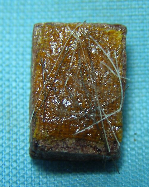 พระผงจิ๋วเคลือบชะแล็กหลังติดจีวรและเกศา หลวงพ่อแช่ม ปี28 วัดดอนยายหอม จ.นครปฐม