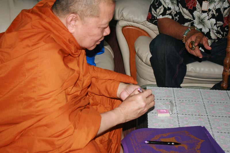 พระนารายณ์ทรงครุฑประทับบนพระราหู พร้อมลายจารมือ เจ้าคุณธงชัยวัดไตรมิตร