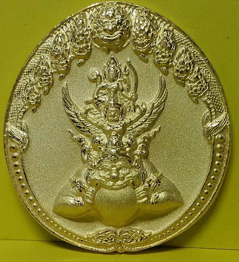  พระนารายณ์ทรงครุฑประทับบนพระราหู รุ่น 2ปี 48 เนื้อปัดทองพิมพ์เล็ด  วัดไตรมิตร พร้อมกล่องจากวัด 