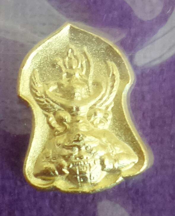  พระนารายณ์ทรงครุฑประทับบนพระราหู รุ่น 1ปี 45 เนื้อปัดทอง พิมพ์เล็ก วัดไตรมิตร พร้อมกล่องจากวัด  