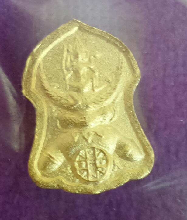  พระนารายณ์ทรงครุฑประทับบนพระราหู รุ่น 1ปี 45 เนื้อปัดทอง พิมพ์เล็ก วัดไตรมิตร พร้อมกล่องจากวัด  