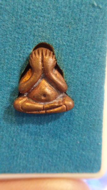 พระปิดตาชินบัญชร หลวงพ่อสาคร เนื้อทองแดงเถื่อน ปี56 หมายเลข 5221 สวยเดิม มาพร้อมกล่องเดิมครับ