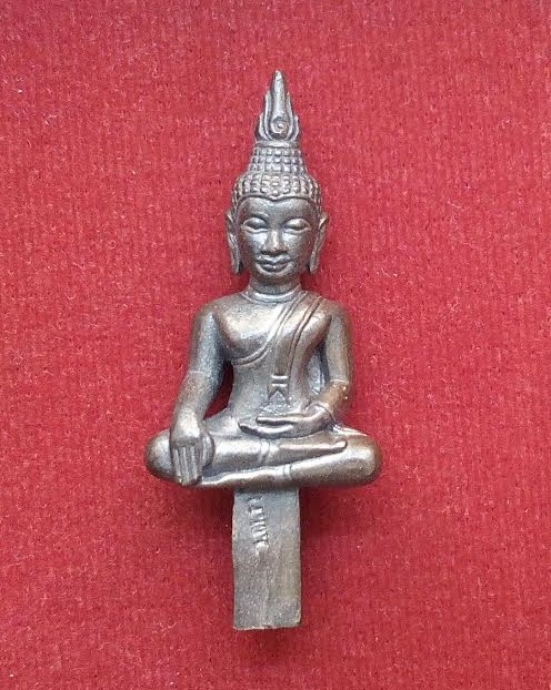 พระยอดธงชัยชนะ เนื้อสัมฤทธิ์ หลวงพ่ออุ้น วัดตาลกง ปี50 ตอกโค๊ต ด้านหน้า...เคาะเดียวแดง...