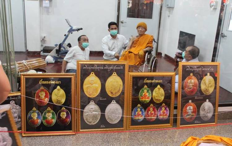 เหรียญหลวงพ่อคูณ รุ่นปลอดภัย เจริญสุข เต็มองค์ เนื้อนวะพลายเงิน หลังหนุมาน ๔ กร  เบอร์ ๓๓๕  #1
